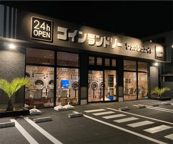 ガラス張りの明るいコインランドリー店