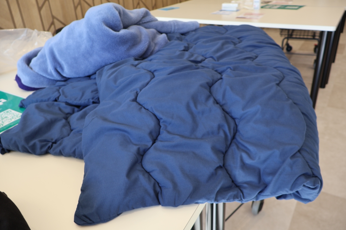 コインランドリー前の布団