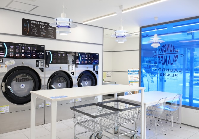 白をベースに「宇宙」をイメージした店内