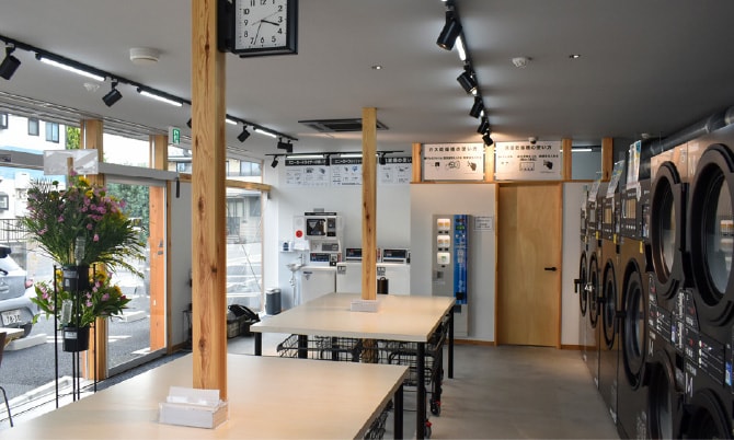 温かみのある木材が使われた店内
