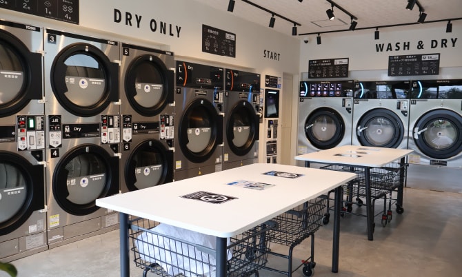 スタイリッシュな内装が印象的な店内