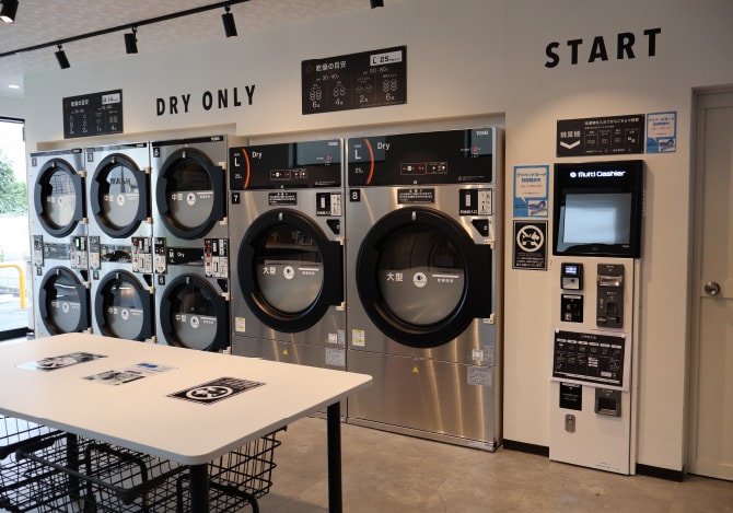 白や黒、シルバーの配色でまとめられた店内