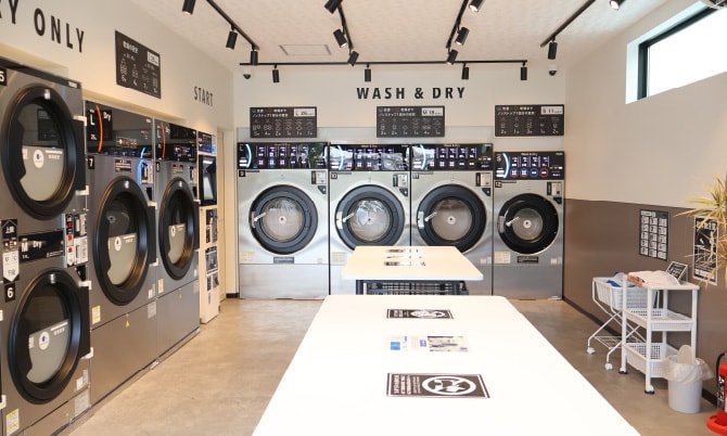 LEDライトが多数設置された店内