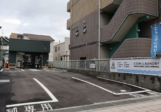 issen COIN LAUNDRY様　店舗前の駐車スペース